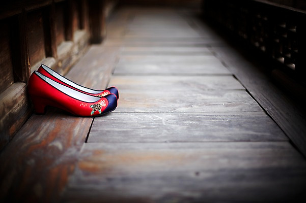 포토 JPG 한국전통 명절 신발 새해 주택 전통소품 기와집 사람없음 야외 마루 오브젝트 고무신 한켤레 꽃신 국내포토 1 전통 기념일 한옥 바닥 한국 건물 파일형식