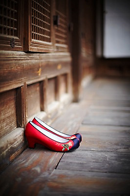 포토 JPG 한국전통 명절 신발 새해 주택 전통소품 기와집 사람없음 야외 마루 오브젝트 고무신 한켤레 방문 꽃신 국내포토 1 전통 기념일 한옥 바닥 한국 건물 파일형식