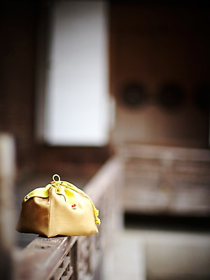 포토 JPG 한국전통 명절 새해 복주머니 전통소품 사람없음 야외 마루 오브젝트 국내포토 전통 기념일 바닥 한국 파일형식