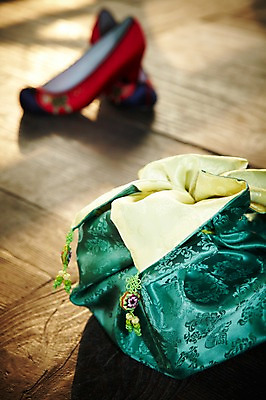 포토 JPG 한국전통 잡화 명절 신발 새해 복주머니 전통소품 그림자 사람없음 야외 마루 오브젝트 고무신 꽃신 국내포토 전통 기념일 바닥 한국 파일형식