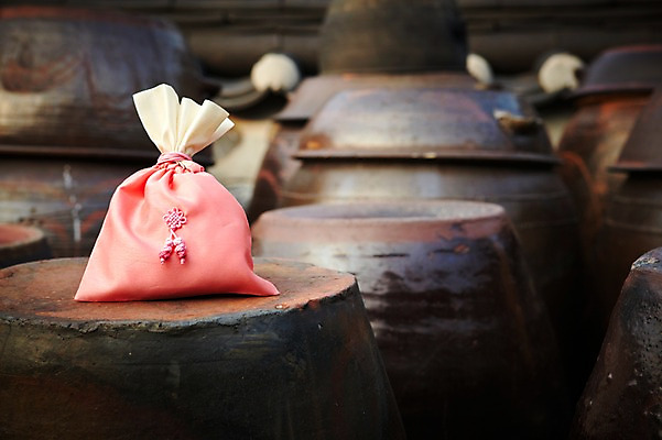 포토 JPG 한국전통 명절 분홍색 새해 복주머니 전통소품 사람없음 야외 항아리 오브젝트 국내포토 전통 기념일 컬러 한국 도자기 파일형식