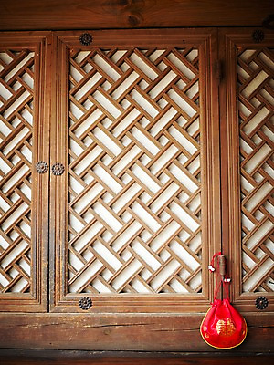 포토 JPG 한국전통 명절 창문 새해 복주머니 전통소품 사람없음 야외 빨간색 오브젝트 전통문 국내포토 전통 기념일 컬러 한국 문 파일형식