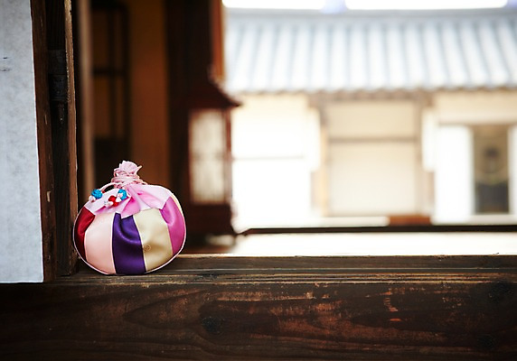 포토 JPG 한국전통 명절 새해 복주머니 전통소품 기와집 사람없음 야외 마루 오브젝트 색동 국내포토 전통 기념일 한옥 바닥 한국 파일형식