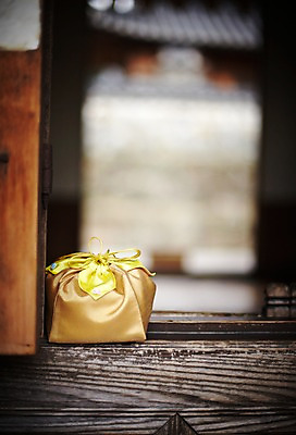 포토 JPG 한국전통 명절 새해 전통소품 선물 사람없음 야외 보자기 마루 오브젝트 새해선물 국내포토 전통 기념일 바닥 한국 파일형식 천_직물 명절선물