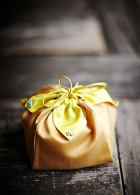 포토 JPG 한국전통 명절 새해 전통소품 선물 사람없음 야외 보자기 마루 오브젝트 새해선물 국내포토 전통 기념일 바닥 한국 파일형식 천_직물 명절선물