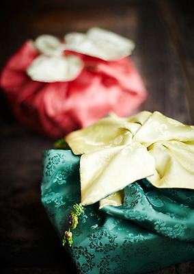 포토 JPG 한국전통 명절 새해 전통소품 선물 사람없음 야외 보자기 마루 오브젝트 새해선물 국내포토 전통 기념일 바닥 한국 파일형식 천_직물 명절선물