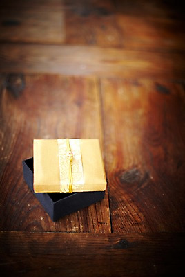 포토 JPG 한국전통 명절 새해 전통소품 선물 사람없음 야외 선물상자 상자 마루 오브젝트 새해선물 국내포토 전통 기념일 바닥 한국 파일형식 명절선물