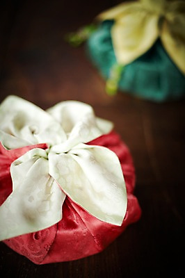 포토 JPG 한국전통 명절 새해 전통소품 선물 사람없음 야외 보자기 오브젝트 새해선물 국내포토 전통 기념일 한국 파일형식 천_직물 명절선물