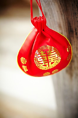 포토 JPG 한국전통 명절 새해 복주머니 전통소품 실내 사람없음 야외 빨간색 한개 오브젝트 국내포토 1 전통 기념일 컬러 한국 내부 파일형식