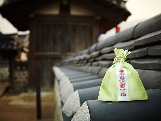 포토 JPG 한국전통 명절 새해 복주머니 전통소품 기와 기와집 사람없음 야외 연두색 담장 한개 정원 오브젝트 대문 국내포토 1 전통 기념일 한옥 한국 초록색 문 파일형식
