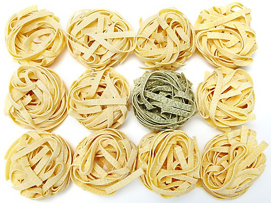 포토 JPG 스튜디오촬영 음식 백그라운드 식재료 재료 요리 사람없음 초록색 노란색 면류 면 국내포토 컬러 실내 파일형식