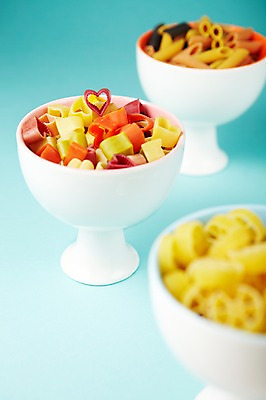 포토 JPG 스튜디오촬영 모양 그릇 음식 백그라운드 식재료 재료 파스타 종류 요리 사람없음 다양 하트 면류 면 펜네 믹싱볼 국내포토 식기 다수 서양음식 실내 파일형식