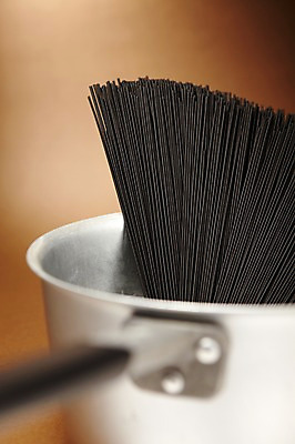 포토 JPG 음식 백그라운드 식재료 재료 파스타 스파게티 요리 사람없음 검은색 면류 면 냄비 국내포토 컬러 서양음식 솥 파일형식