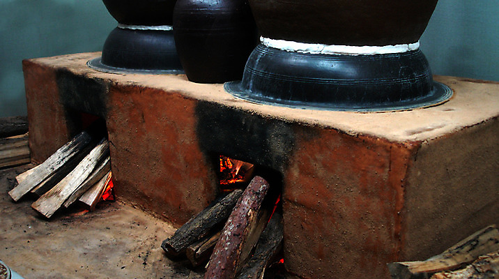 포토 JPG 주간 한국문화 한국전통 생활용품 백그라운드 고건축 한국건축 주방용품 한국 실내 사람없음 주방 동양건축 가마솥 솥 아궁이 장작 모닥불 오브젝트 과거 나무토막 무쇠솥 국내포토 자연요소 동양문화 전통 건축물 건축 아시아 컨셉 불 내부 파일형식 동양