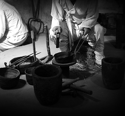 포토 JPG 한국문화 한국전통 전통 손 전통문화 장갑 한국 흑백 두명 신체부위 금속 기구 도구 공구 작업 작업실 제조 과거 제조업 대장간 대장장이 국내포토 동양문화 잡화 산업 아시아 문화 컨셉 재질 촬영기법 사람 파일형식