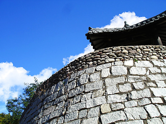 포토 JPG 주간 나무 식물 한국문화 한국전통 전통 시설물 건축물 건축 전통문화 고건축 한국건축 하늘 지붕 벽돌 한옥 주택 한국 돌담 기와 기와집 사람없음 야외 건물 담장 동양건축 돌_바위 성 성벽 과거 성문 국내포토 자연요소 동양문화 아시아 문화 컨셉 파일형식 동양