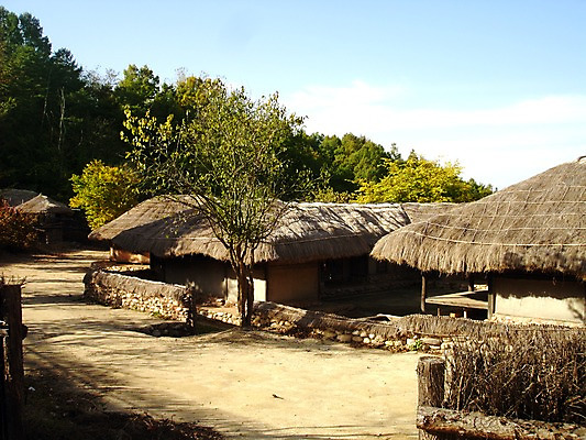 포토 JPG 주간 한국문화 한국전통 전통 시설물 건축 고건축 한국 초가집 사람없음 야외 동양건축 과거 국내포토 자연요소 동양문화 건축물 아시아 컨셉 한옥 파일형식 동양