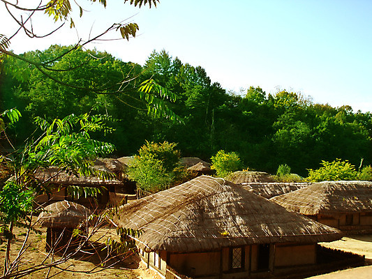포토 JPG 주간 한국문화 한국전통 전통 시설물 건축 고건축 한국 초가집 사람없음 야외 동양건축 과거 국내포토 자연요소 동양문화 건축물 아시아 컨셉 한옥 파일형식 동양