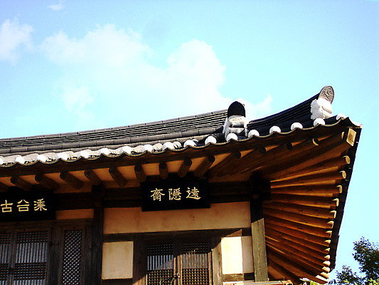 포토 주간 나무 식물 한국문화 한국전통 전통 건축물 건축 전통문화 고건축 한국건축 하늘 지붕 한옥 주택 한국 기와 기와집 사람없음 야외 건물 동양건축 과거 국내포토 자연요소 동양문화 아시아 문화 컨셉 파일형식 동양