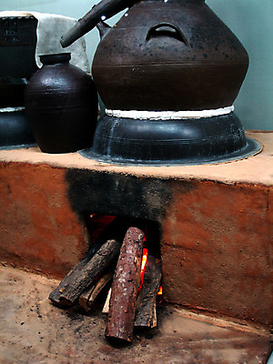 포토 JPG 주간 한국문화 한국전통 생활용품 백그라운드 고건축 한국건축 주방용품 한국 실내 사람없음 주방 동양건축 솥 아궁이 장작 모닥불 오브젝트 과거 나무토막 무쇠솥 소주고리 국내포토 자연요소 동양문화 전통 건축물 건축 아시아 컨셉 불 내부 파일형식 동양