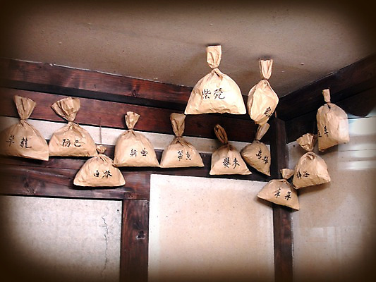 포토 JPG 주간 문자 한국문화 한국전통 벽 재료 건조 한국 외벽 사람없음 야외 한자 약재 한약재 주머니 한약 보따리 과거 황토 국내포토 자연요소 동양문화 전통 아시아 컨셉 약 흙 파일형식