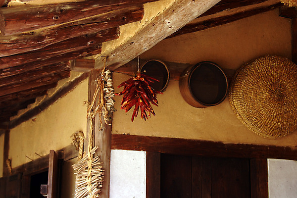 포토 JPG 주간 한국문화 한국전통 전통 시설물 건축 음식 고건축 채소 한국건축 자연 고추 주택 한국 초가집 풍경 사람없음 야외 동양건축 과거 처마 말린고추 국내포토 자연요소 동양문화 건축물 아시아 컨셉 한옥 건물 생태계 파일형식 동양