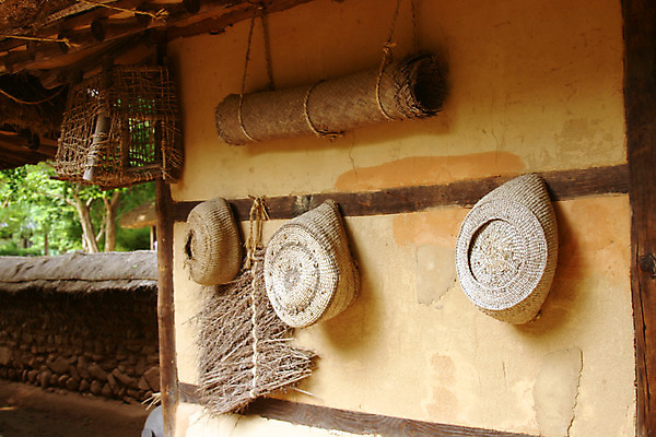 포토 JPG 주간 한국문화 한국전통 전통 시설물 건축 고건축 한국건축 자연 한옥 주택 전통소품 한국 초가집 풍경 사람없음 야외 바구니 소쿠리 동양건축 오브젝트 과거 국내포토 자연요소 동양문화 건축물 아시아 컨셉 건물 생태계 파일형식 동양