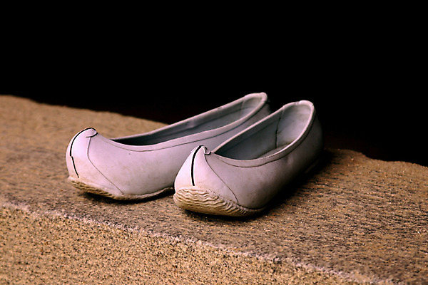 포토 JPG 한국문화 한국전통 전통 잡화 백그라운드 신발 장신구 한국 사람없음 여성화 전통의상 고무신 과거 꽃신 국내포토 동양문화 아시아 컨셉 전통소품 파일형식