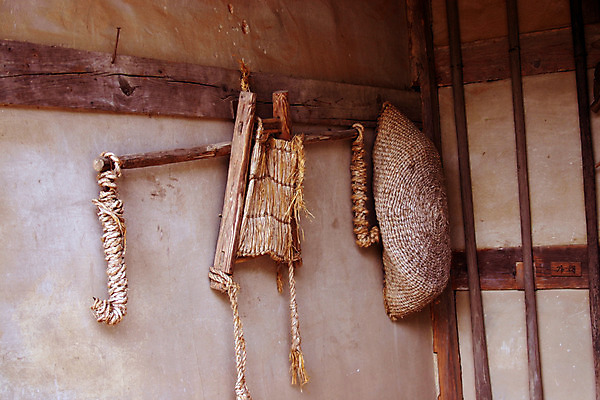 포토 JPG 주간 한국문화 한국전통 전통 시설물 건축 벽 고건축 한국건축 자연 한국 초가집 외벽 풍경 사람없음 야외 소쿠리 동양건축 과거 지게 국내포토 자연요소 동양문화 건축물 아시아 컨셉 한옥 바구니 생태계 파일형식 동양