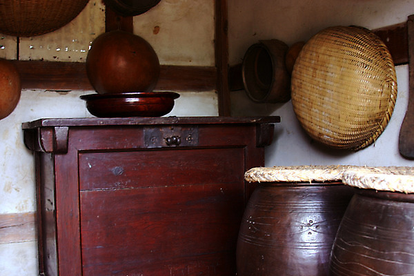 포토 JPG 주간 한국문화 한국전통 잡화 가구 생활용품 한옥 한국 실내 사람없음 바구니 앤티크 빈티지 항아리 창고 오브젝트 과거 고가구 국내포토 자연요소 동양문화 전통 아시아 컨셉 고건축 내부 도자기 파일형식