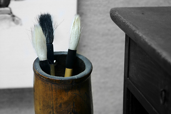 포토 JPG 주간 한국문화 한국전통 전통 서예 전통소품 한국 미술 근접촬영 사람없음 야외 책 미술도구 붓 오브젝트 연필꽂이 과거 벼루 서예용품 문방사우 붓통 전통생활용품 국내포토 자연요소 동양문화 아시아 뷰포인트 컨셉 문화예술 문구용품 전통용품 파일형식