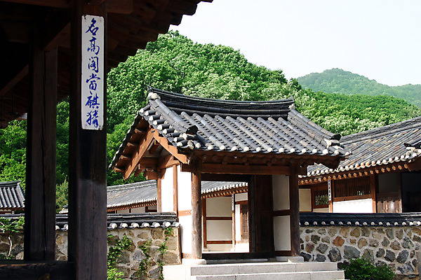 포토 주간 나무 식물 한국문화 한국전통 전통 건축물 건축 전통문화 고건축 한국건축 하늘 지붕 한옥 주택 한국 기와 기와집 사람없음 야외 건물 동양건축 과거 국내포토 자연요소 동양문화 아시아 문화 컨셉 파일형식 동양