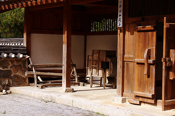 포토 JPG 주간 한국문화 한국전통 전통 시설물 건축물 건축 고건축 한국건축 한옥 한국 기와 기와집 사람없음 야외 문 동양건축 오픈 과거 국내포토 자연요소 동양문화 아시아 컨셉 파일형식 동양