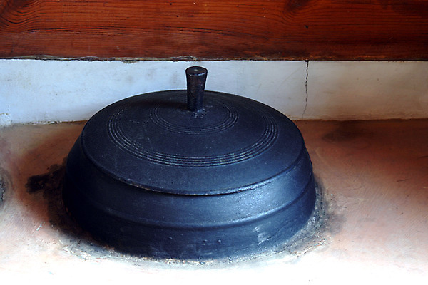 포토 JPG 주간 한국문화 한국전통 산업 농업 주택 한국 실내 풍경 사람없음 주방 시골 가마솥 아궁이 시골집 과거 국내포토 자연요소 동양문화 전통 아시아 컨셉 내부 건물 솥 파일형식