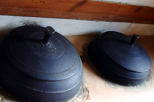 포토 JPG 주간 한국문화 한국전통 산업 농업 주택 한국 실내 풍경 사람없음 주방 시골 가마솥 아궁이 시골집 과거 국내포토 자연요소 동양문화 전통 아시아 컨셉 내부 건물 솥 파일형식