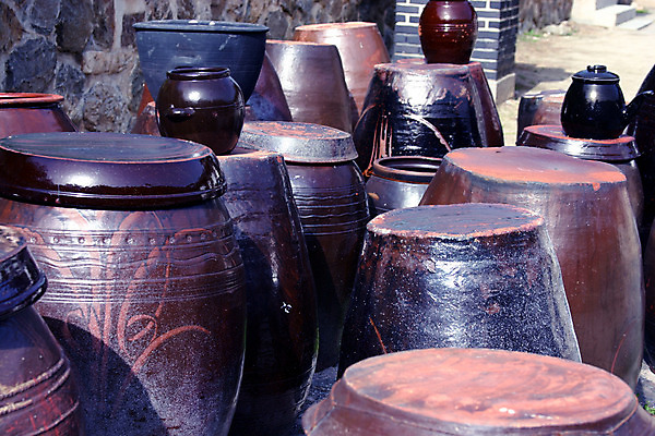 포토 JPG 주간 한국문화 한국전통 전통 식기 아시아 전통문화 생활용품 다수 백그라운드 주방용품 한국 풍경 사람없음 야외 하이앵글 여러개 시골 항아리 오브젝트 과거 토기 국내포토 자연요소 동양문화 나라 문화 뷰포인트 컨셉 도자기 용기_그릇 파일형식