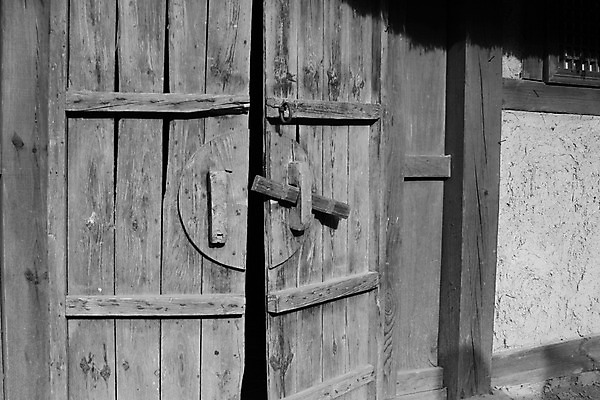 포토 JPG 주간 한국문화 한국전통 전통 시설물 건축물 건축 고건축 한국건축 한옥 한국 흑백 사람없음 야외 문 동양건축 오픈 과거 국내포토 자연요소 동양문화 아시아 컨셉 촬영기법 파일형식 동양
