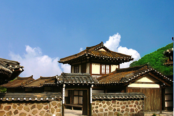 포토 주간 나무 식물 한국문화 한국전통 전통 건축물 건축 전통문화 고건축 한국건축 하늘 지붕 한옥 주택 한국 돌담 기와 기와집 사람없음 야외 건물 담장 동양건축 과거 국내포토 자연요소 동양문화 아시아 문화 컨셉 돌_바위 파일형식 동양