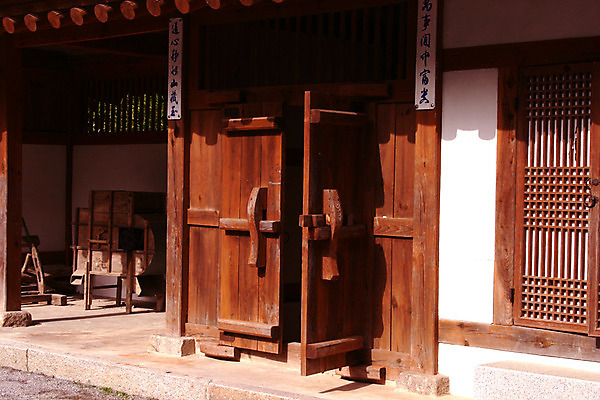 포토 JPG 주간 한국문화 한국전통 전통 시설물 건축물 건축 고건축 한국건축 한옥 한국 기와 기와집 사람없음 야외 문 동양건축 오픈 과거 국내포토 자연요소 동양문화 아시아 컨셉 파일형식 동양