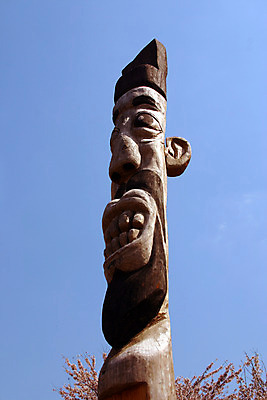포토 JPG 주간 구름 한국문화 한국전통 전통 종교 전통문화 문화 얼굴 종교용품 하늘 한국 표정 사람없음 야외 한개 조형물 맑음 기둥 무속 무속신앙용품 과거 나무기둥 장승 목장승 목각 민간신앙 국내포토 자연요소 1 동양문화 건축 아시아 컨셉 날씨 미술 신체부위 파일형식