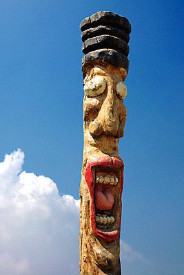 포토 JPG 주간 구름 한국문화 한국전통 전통 종교 전통문화 문화 얼굴 종교용품 하늘 한국 표정 사람없음 야외 한개 조형물 맑음 기둥 무속 무속신앙용품 과거 나무기둥 장승 목장승 목각 민간신앙 국내포토 자연요소 1 동양문화 건축 아시아 컨셉 날씨 미술 신체부위 파일형식