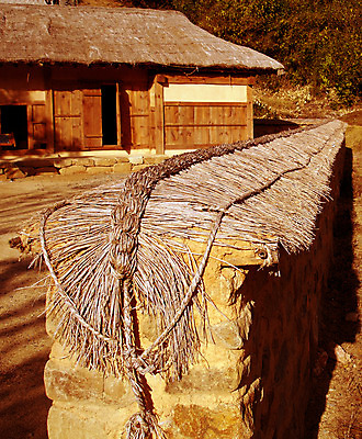 포토 JPG 주간 나무 식물 한국문화 한국전통 전통 건축 백그라운드 고건축 한국건축 산 주택 한국 초가집 풍경 사람없음 야외 담장 동양건축 볏짚 과거 국내포토 자연요소 동양문화 건축물 아시아 컨셉 한옥 건물 짚 파일형식 동양