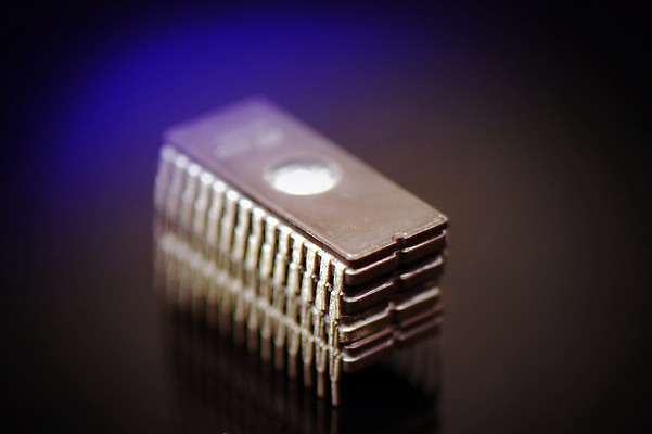 포토 JPG 스튜디오촬영 과학 첨단산업 실내 정보기술 그림자 근접촬영 사람없음 아웃포커스 기계 과학기술 부속품 분석 오브젝트 하이테크 반도체 반도체산업 국내포토 산업 뷰포인트 컨셉 기술 촬영기법 내부 파일형식