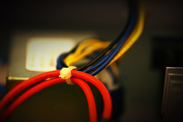 포토 JPG 스튜디오촬영 선 줄 실내 정보기술 근접촬영 사람없음 아웃포커스 전자제품 기계 전선 부속품 연결 분석 오브젝트 케이블선 국내포토 뷰포인트 컨셉 기술 촬영기법 내부 파일형식