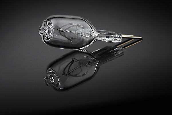 포토 JPG 스튜디오촬영 전구 유리 조명 실내 그림자 사람없음 전자제품 램프 부속품 분석 오브젝트 소켓 핀램프 핀전구 국내포토 컨셉 재질 내부 파일형식