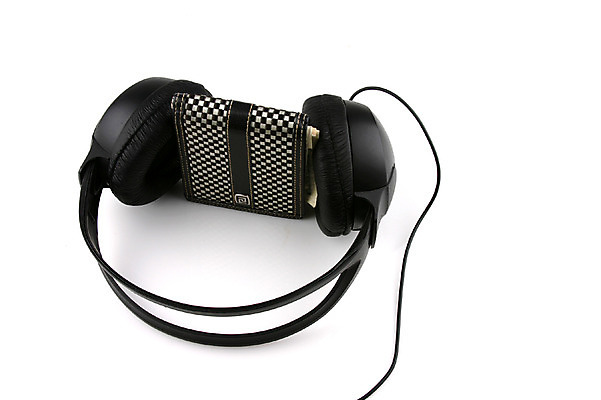 포토 JPG 스튜디오촬영 잡화 음악 음향기기 컨셉 지폐 돈 실내 사람없음 헤드폰 헤드셋 지갑 분석 오브젝트 국내포토 문화예술 내부 전자제품 재산 파일형식