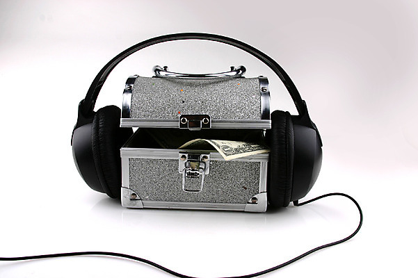 포토 JPG 스튜디오촬영 선 음악 음향기기 컨셉 지폐 돈 가방 실내 사람없음 헤드폰 헤드셋 분석 오브젝트 잠금 보안 금고 돈가방 국내포토 잡화 문화예술 안전 내부 전자제품 재산 파일형식