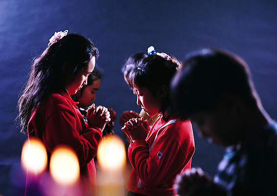 JPG 편집이미지 기독교 종교 어린이 촛불 조명 사람 소녀 소년 여러명 기도 어린이만 편집실사 여자 남자 다수 초 CG 파일형식