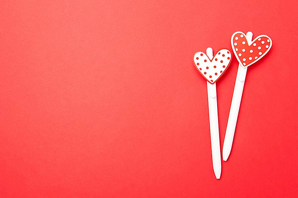 포토 JPG 스튜디오촬영 백그라운드 문구용품 학용품 사람없음 빨간색 볼펜 하트 오브젝트 국내포토 모양 컬러 실내 펜 파일형식