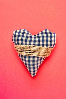 포토 JPG 스튜디오촬영 줄 백그라운드 쿠션 사람없음 하트 끈 오브젝트 체크무늬 국내포토 모양 무늬 실내 파일형식